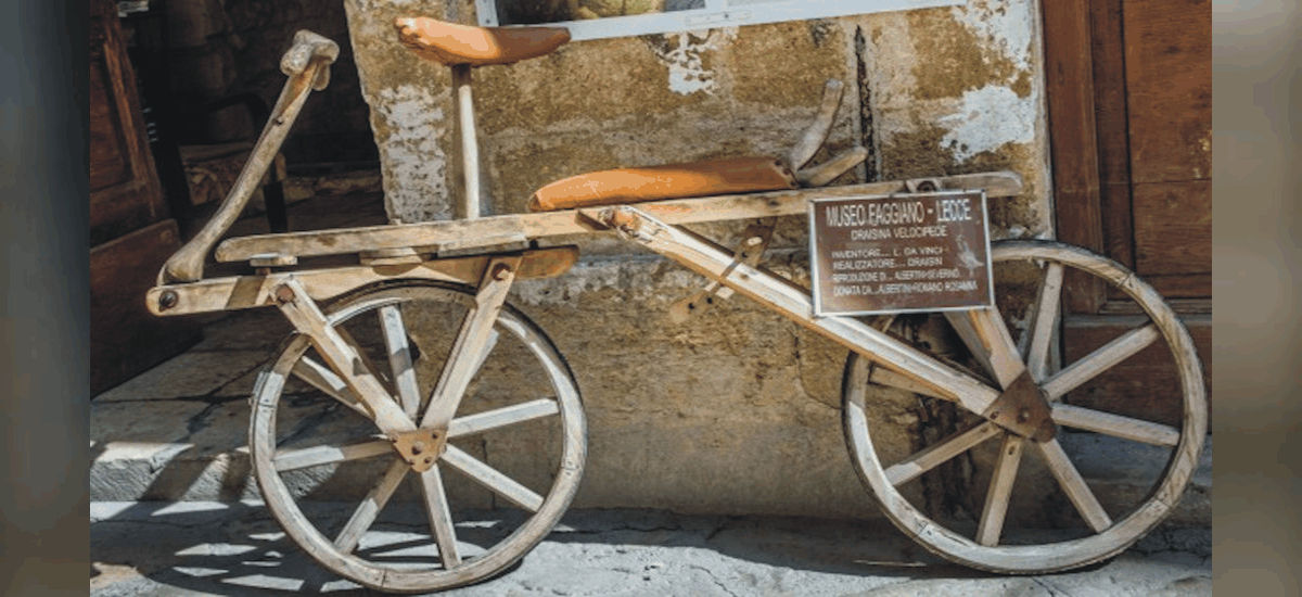Die Draisine ist eine Laufmaschine für Erwachsene: Diese hier steht vor dem archäologischen Museum in Lecce in Italien. (imago / Michael Eichhammer)